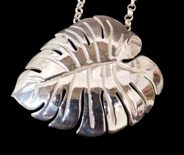 Piñanona Leaf Pendant
