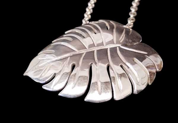 Piñanona Leaf Pendant