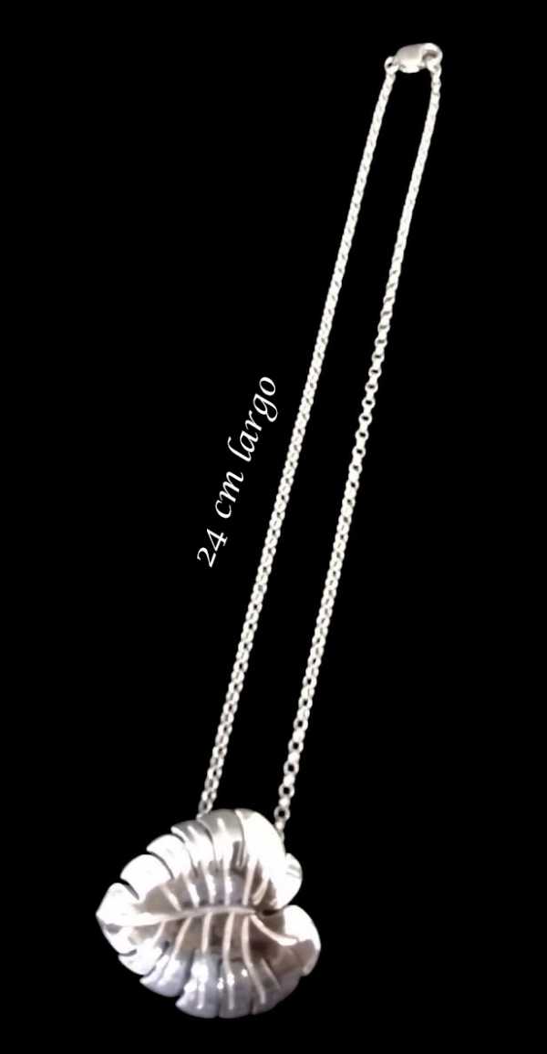 Piñanona Leaf Pendant