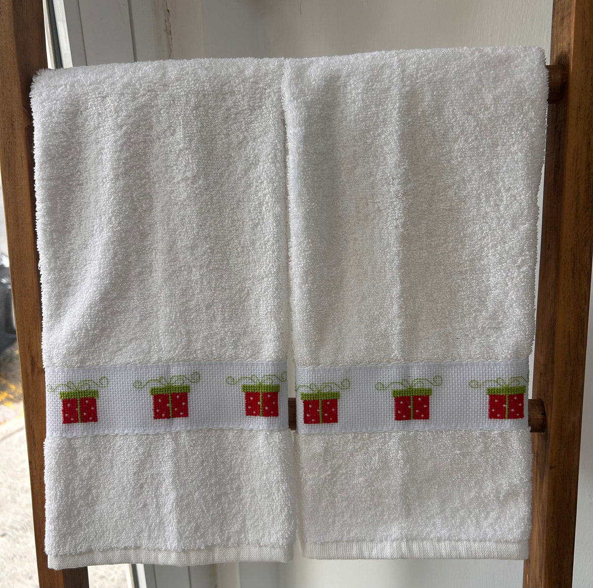 Embroidered Hand Towel Set