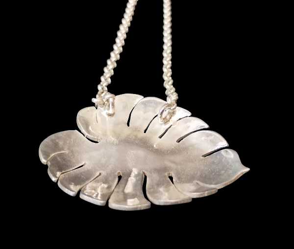 Piñanona Leaf Pendant