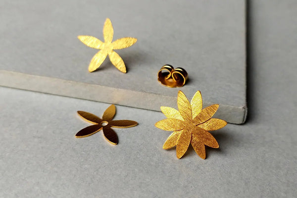 Cestrum Boxifolium Earrings – Short Stem